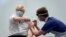 Thủ tướng Anh Boris Johnson được tiêm liều thứ hai vaccine AstraZeneca tại Viện Francis Crick ở London, ngày 3/6/2021.