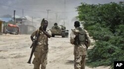 Somali government soldiers take positions during clashes with Islamist militants in Mogadishu, Somalia, October 10, 2011.