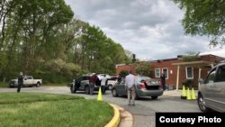 Antrian dan suasana pembagian iftar secara drive thru di Masjid Darusalaam, College Park, Maryland. (Foto courtesy: Masjid Darusalaam)