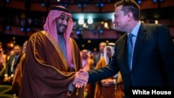محمدبن سلمان، ولیعهد و نخست‌وزیر پادشاهی سعودی، در کنار ایلان ماسک (عکس از آرشیو)
