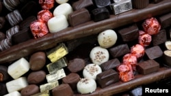 Rows of pralines are seen at the Brussels Chocolate Festival February 8, 2014. REUTERS/Laurent Dubrule (BELGIUM - Tags: SOCIETY FOOD) - RTX18EO3