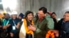 2023年11月28日，印度北阿坎德邦首席部长普什卡尔·辛格·达米在迎接一名被救出的工人。（美联社照片）