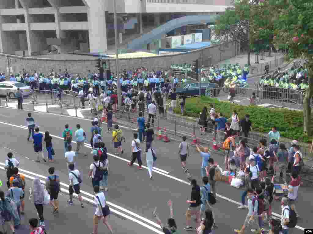 港人聲援佔中抗拒警方封鎖中環金鐘多處癱瘓（美國之音海彥拍攝） 