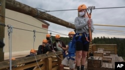 Penasihat Glorieta Adventure Camp Kole Linville, berlatih di jalur zip di Glorieta, N.M., sebelum para pekemah tiba, Jumat, 21 Mei 2021. (AP Photo/Cedar Attanasio)