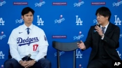 ARCHIVO: El jugador de los Dodgers de Los Ángeles Shohei Ohtani y su intérprete Ippei Mizuhara responden preguntas durante la conferencia de prensa, el 14 de diciembre del 2023. El miércoles 20 de marzo del 2024, despiden a Mizhurana por acusaciones de apuestas ilegales y robo. 