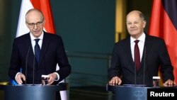 Kanselir Jerman Olaf Scholz (kanan) dalam konferensi pers bersama PM Luxembourg Luc Frieden di Berlin, Senin (8/1). 