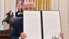 Presiden AS Donald Trump menunjukkan lembar Instruksi Presiden yang ia tandatangani terkait deklasifikasi dokumen kasus pembunuhan sejumlah tokoh penting seperti mantan Presiden John F. Kennedy, di Gedung Putih, Washington, DC, pada 23 Januari 2025. (Foto: AFP/Roberto Schmidt)