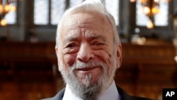 Foto Achiv: Konpozite mizik Stephen Sondheim poze pou yon foto nan vil Lond ann Anglete, 27 Sept. 2018.