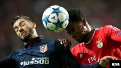 Eliseu, joueur de SL Benfica, à droite, engagé dans un duel aérien avec Yannick Carrasco de Atletico de Madrid au cours d’un match de football de la Ligue des champions de l’UEFA à Luz Stadium à Lisbonne, Portugal, 8 décembre 2015. epa/ MIGUEL A. LOPES