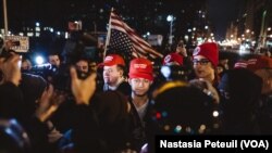 Sur la place Franklin, des miltants de Trump sont arrivés dans la manifestation anti-trump, à Washington DC, le 20 janvier 2017. (VOA/Nastasia Peteuil)