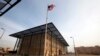 Bendera AS berkibar di depan Gedung Annex I di dalam kompleks Kedutaan Besar AS di Baghdad, Irak, 14 Desember 2011. (Foto: Reuters)