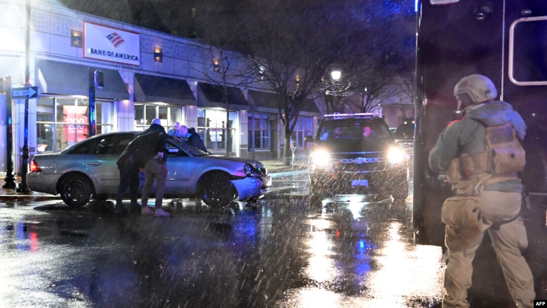 Pripadnici Tajne službe kod automobila koji je udario u vozilo u Bajdenovoj pratnji (Foto: AFP/Andrew Caballero-Reynolds)