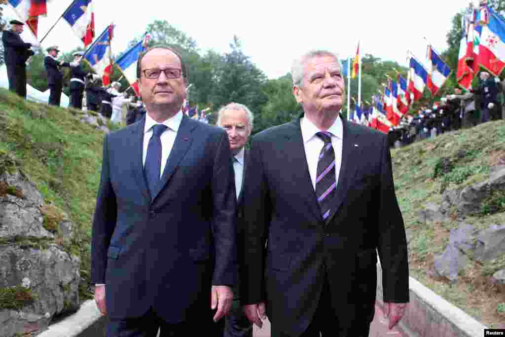 French President Francois Hollande (left) and German President Joachim Gauck attend a ceremony to mark the 100th anniversary of the100th anniversary of World War I, at the National Monument of Hartmannswillerkopf, in Wattwiller, eastern France, Aug. 3, 2014.