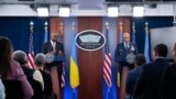 美国国防部长奥斯汀与参联会主席布朗上将在乌克兰防务联络组会议结束后在五角大楼举行记者会。(2024年4月26日)
