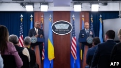 美国国防部长奥斯汀与参联会主席布朗上将在乌克兰防务联络组会议结束后在五角大楼举行记者会。(2024年4月26日)