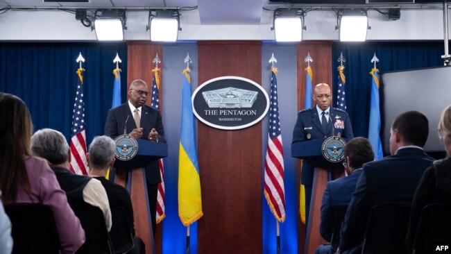 Menteri Pertahanan AS Lloyd Austin (kiri) dan Ketua Kepala Staf Gabungan Jenderal Charles Brown, menggelar konferensi pers usai pertemuan Kelompok Kontak Pertahanan Ukraina di Pentagon, Washington, DC, Jumat, 26 April 2024. (Foto: Saul Loeb/AFP)