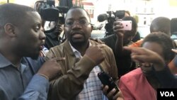 Lawyer Thabani Mpofu speaks to reporters at the Constitutional Court in Harare, Aug. 10, 2018. He is confident of having election results declared invalid, and of Movement for Democratic Change Alliance opposition candidate Nelson Chamisa being declared t