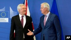 El negociador de la Unión Europea para la salida ordenada de Gran Bretaña, Michel Barnier, derecha, saluda al secretario de Estado británico, David Davis, antes de reunirse en Bruselas el lunes 19 de marzo.