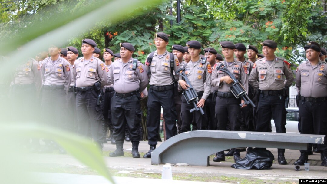 Sidang Bahar Smith berjalan dengan pengawalan setidaknya 1.000 aparat. Pengunjuk rasa berorasi dan membubarkan diri secara tertib, Bandung, Kamis, 21 Maret 2019. (Foto: Rio Tuasikal/VOA)