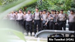 Sidang Bahar Smith berjalan dengan pengawalan setidaknya 1.000 aparat. Pengunjuk rasa berorasi dan membubarkan diri secara tertib, Bandung, Kamis, 21 Maret 2019. (Foto: Rio Tuasikal/VOA)