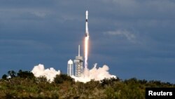 Roket SpaceX Falcon 9 membawa satelit komunikasi Qatar, yang akan menghubungkan Qatar dan bagian lain Timur Tengah, Afrika Utara, dan Eropa. Falcon 9 diluncurkan dari Launch Pad 39A di Pusat Antariksa Kennedy di Cape Canaveral, Florida, AS, 15 November 2018.