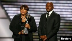 FILE - Nelson Mandela's daughter, Zindzi Mandela, and grandson, Zondwa Mandela, accept the Arthur Ashe Courage Award on Mandela's behalf during the taping of the 2009 ESPY Awards in Los Angeles, July 15, 2009. 