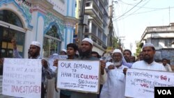 Muslims protesting the rape of a 71-year-old nun at a convent in Ranaghat, India. (Shaikh Azizur Rahman for VOA News)