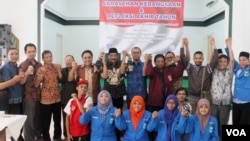 Mantan Seskab dan Pengamat Pertahanan Andi Widjajanto (batik biru) bersama pemuda dan tokoh lintas agama dalam diskusi "Merawat Persaudaraan Anak Bangsa" di Gereja GPIB Maranatha, Surabaya, Sabtu 17 Desember 2016 (Foto:VOA/Petrus Riski).