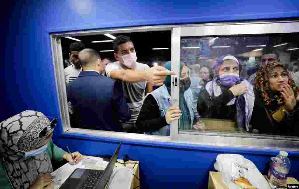 Warga antre untuk menerima vaksinasi COVID-19 di pusat vaksinasi di stasiun kereta bawah tanah Sadat, di Kairo, Mesir. (Foto: Reuters)