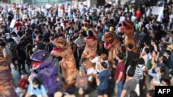 Sejumlah pengunjuk rasa mengenakan kostum dinosaurus yang menurut aktivis pro-demokrasi mewakili generasi tua politisi senior di Bangkok, Thailand, Sabtu, 21 November 2020.