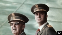 Le dictateur espagnol Francisco Franco (gauche) avec le prince Juan Carlos de Bordon (droite) lors d’une parade militaire. 