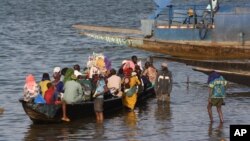 Une pirogue sur le fleuve Niger à Segou au Mali le 15 janvier 2013.