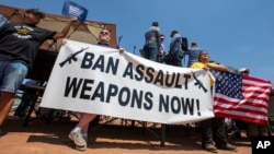 在德克萨斯州埃尔帕索发生枪击事件后，示威者举着横幅要求枪支管控。(2019年8月7日)
