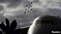 Avions de combat russes (MiG-29 et Su-27) lors d'une démonstration des équipes de voltige au Salon International de l'aviation et de l'espace MAKS à Joukovski près de Moscou.