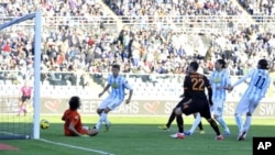 Gol yang dicetak Mattia Destro, ketiga dari kanan, pada menit kelima membawa kemenangan Klub Roma atas Klub Pescara (25/11).).  