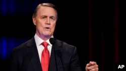 ARCHIVO - El exsenador David Perdue habla durante un debate de las primarias republicanas para gobernador de Georgia el 1 de mayo de 2022, en Atlanta.