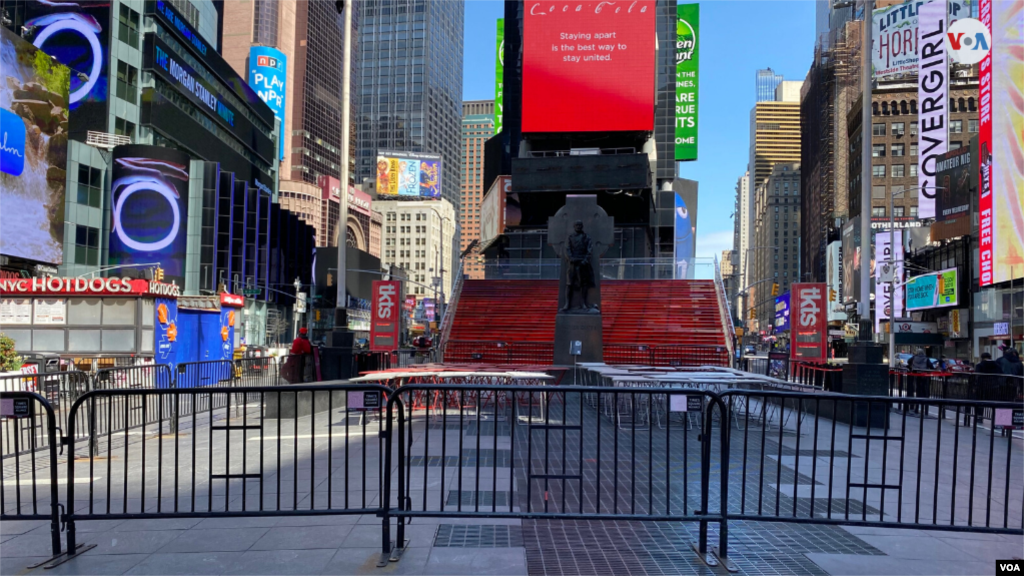 Una valla impide llegar a las gradas rojas de Times Square, generalmente colmadas de visitantes que aprovechan para tomarse fotos mientras descansan en el centro de ebullición de la ciudad.&nbsp;