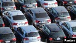 Ratusan mobil diesel Volkswagen dan Audi yang dibeli kembali karena kasus penipuan teknologi emisi, diparkir di sebuah lapangan dekat Victorville, dekat California, 28 Maret 2018. (Foto: Reuters)