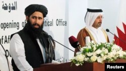 Seorang perwakilan Taliban (kiri) dalam kunjungan di Doha, Qatar (foto: dok). Taliban secara resmi membuka kantor baru di Doha, Qatar. 