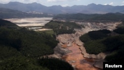 Une vue panoramique du barrage appertenant à Vale SA et BHP Billiton Ltd. qui a cédé à Mariana, Brésil, 10 novembre 2015.