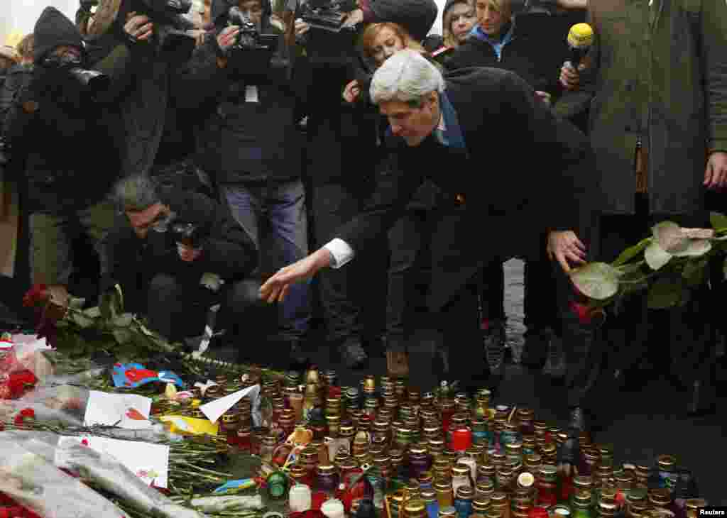 U.S.Secretary of State John Kerry lays roses atop the Shrine of the Fallen in Kyiv, March 4, 2014.