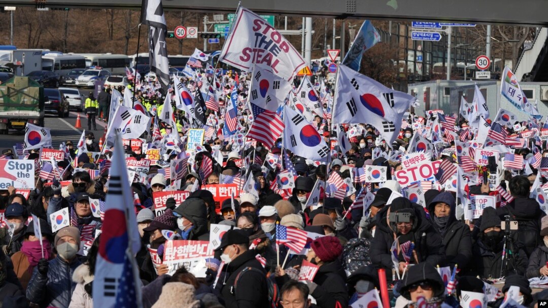 Pristalice smijenjenog južnokorejskog predsjednika Yoon Suk Yeola organiziraju skup kako bi se suprotstavili sudu koji je izdao nalog za pritvaranje Yoona, u blizini predsjedničke rezidencije u Seulu, Južna Koreja, 3. januara 2025. U pismima je pisalo: "Protivimo se opozivu".