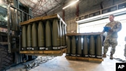 Predhat e kalibrit 155 mm duke u dërguar në Ukrainë