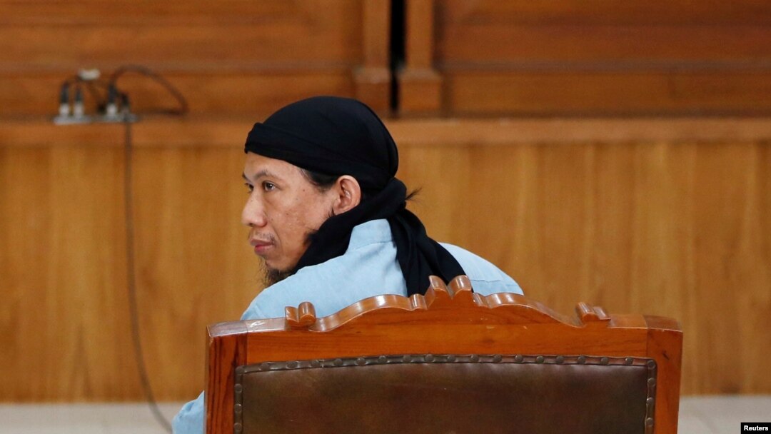Tokoh ISIS Indonesia, Oman Rochman alias Aman Abdurrahman saat tampil di pengadilan di Jakarta, di mana hakim menjatuhkan vonis mati kepadanya, 22 Juni 2018 lalu. (Foto: dok).