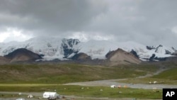 青海省果洛藏族自治州境內藏族“四大神山”之一“阿尼瑪卿山”腳下的朝拜者帳篷。