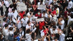 Para pengunjuk rasa dalam unjuk rasa menuntut pelestarian demokrasi di Thailand dan negara tetangga Myanmar, di Bangkok pada 10 Februari 2021. (Foto: AFP/Mladen Antonov)