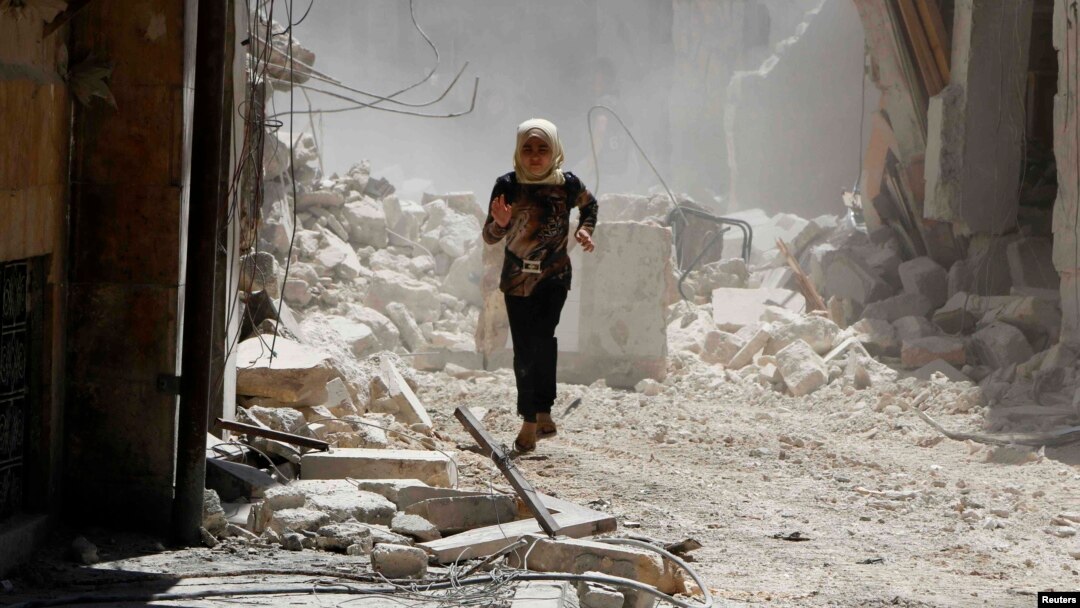 Seorang anak perempuan berlari menghindari serangan dari pasukan Suriah di Aleppo (17/5). 