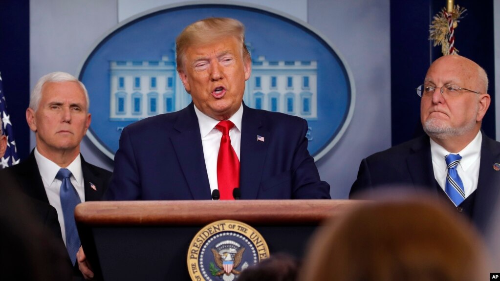 Tổng thống Donald Trump phát biểu về virus corona trong cuộc họp báo tại Nhà Trắng ở Washington, ngày 29 tháng 2, 2020.