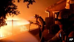 Miles de personas han sido evacuadas del extremo norte de Los Ángeles por un incendio forestal que se ha intensificado por los poderosos vientos de Santa Ana.