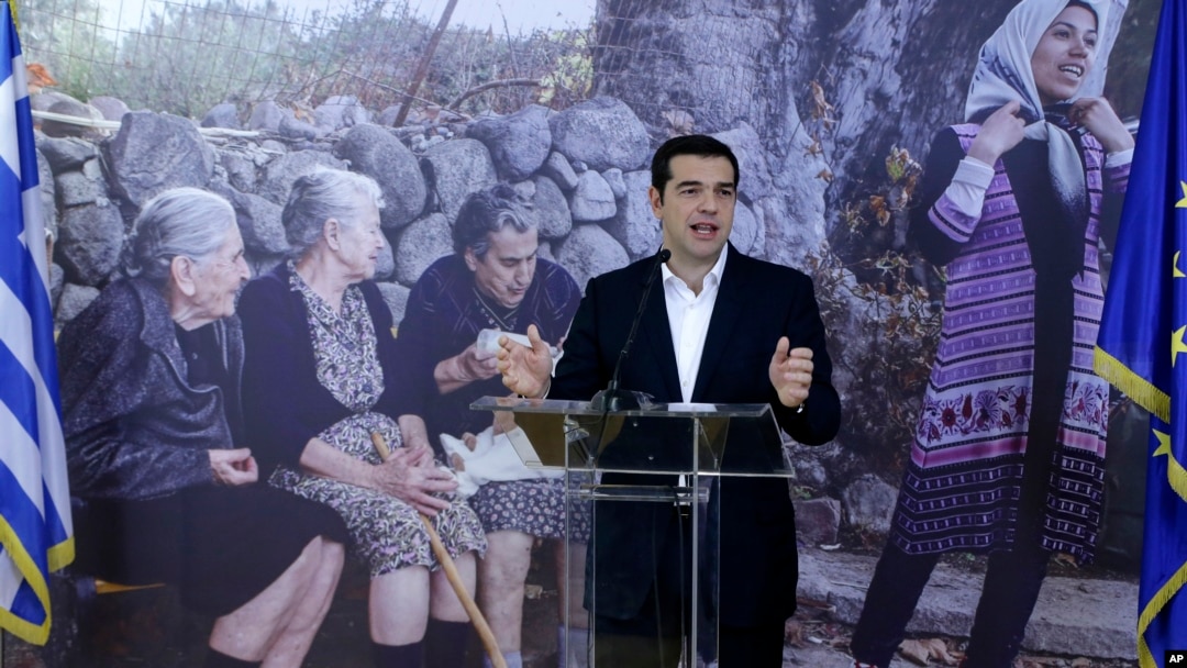 PM Yunani Alexis Tsipras memberikan sambutan setelah 30 pengungsi direlokasikan dari Athena, Yunani ke Luxembourg (4/11).